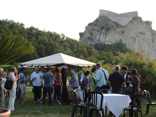 Apericena sotto la Rocca di San Leo dopo le visite guidate ai Balconi Rinascimentali RN