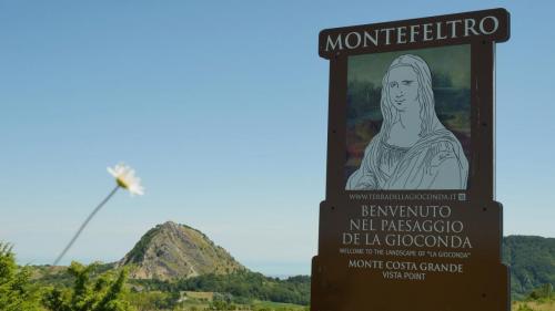 Pennabilli saluta il viaggiatore con lo sguardo sul Monte San Marco